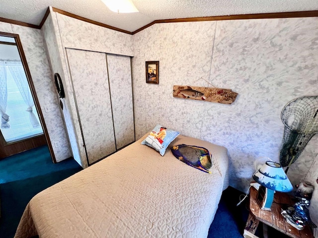 bedroom featuring a textured ceiling, lofted ceiling, ornamental molding, and a closet