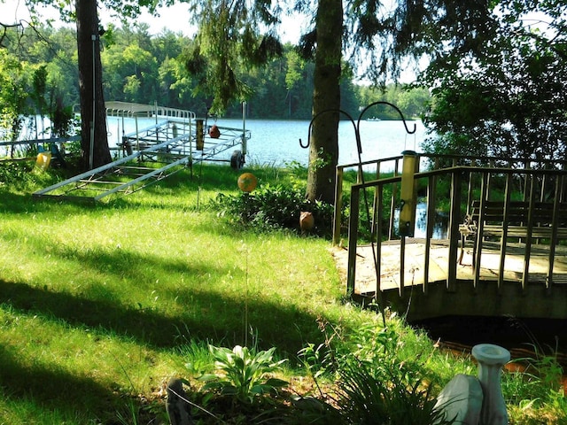 view of yard featuring a water view