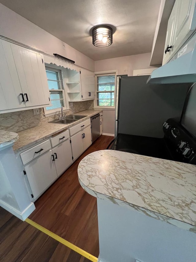 kitchen featuring sink, tasteful backsplash, appliances with stainless steel finishes, dark hardwood / wood-style flooring, and white cabinets