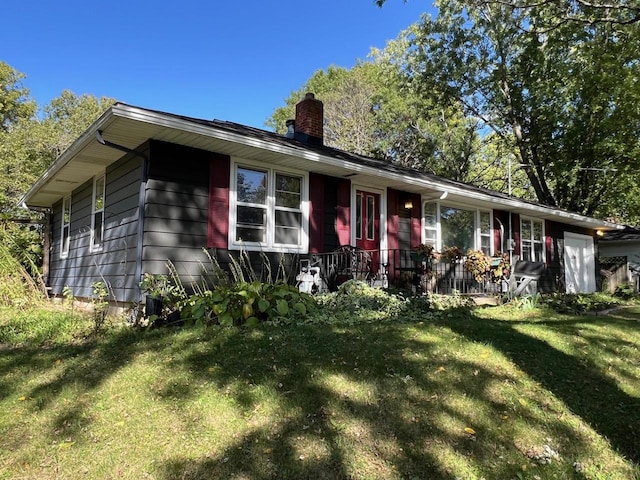 single story home featuring a front lawn