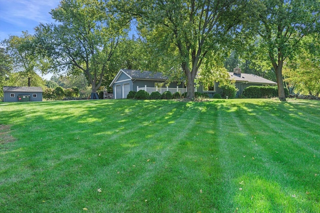 view of yard with an outdoor structure