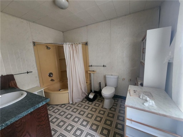 full bathroom featuring shower / tub combo with curtain, vanity, and toilet