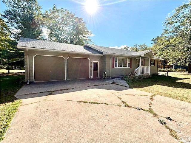 view of front of property featuring a front lawn and a garage