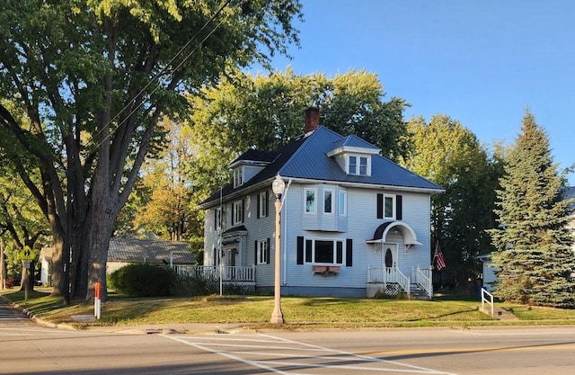 view of front of property with a front lawn