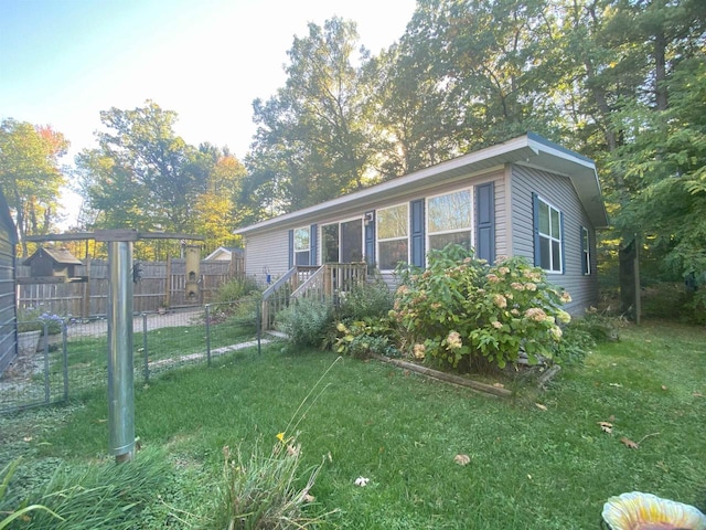 view of front of home featuring a front lawn