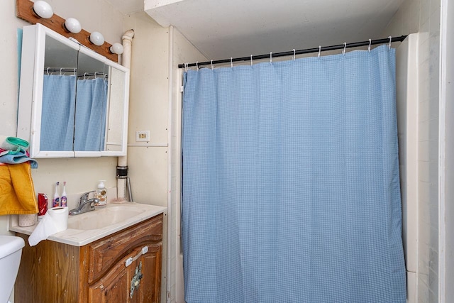 bathroom with a shower with curtain, vanity, and toilet