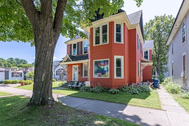 view of front of property with a front lawn