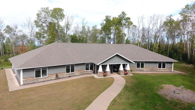 craftsman-style house featuring a front lawn