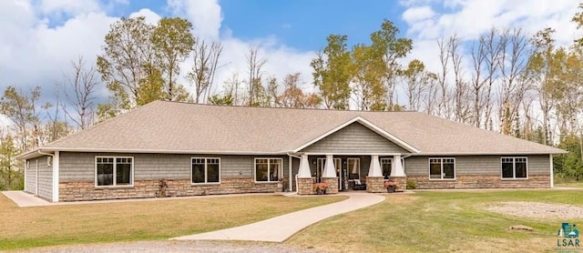 view of front of house featuring a front yard