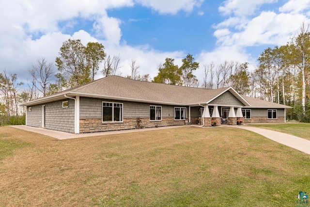 view of front of home featuring a front lawn