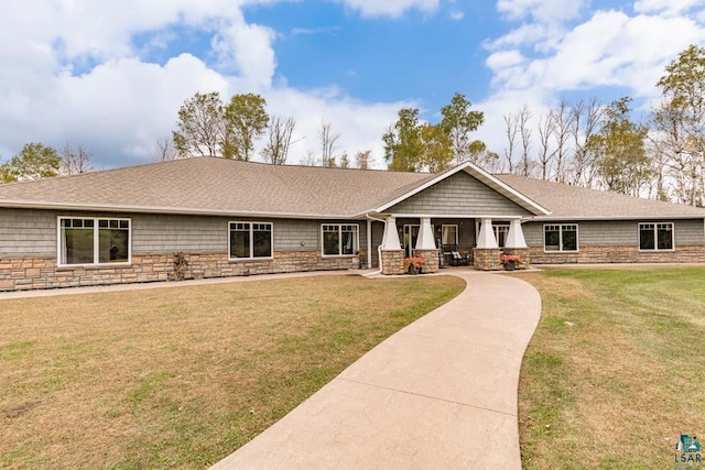 view of front of home featuring a front yard