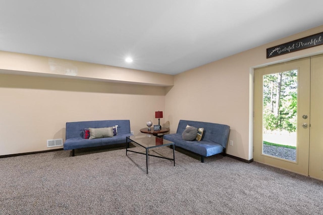 sitting room with carpet floors