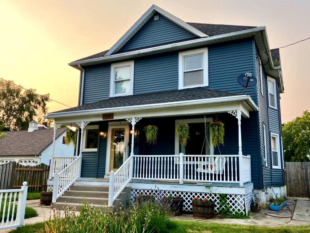 view of front of house featuring covered porch