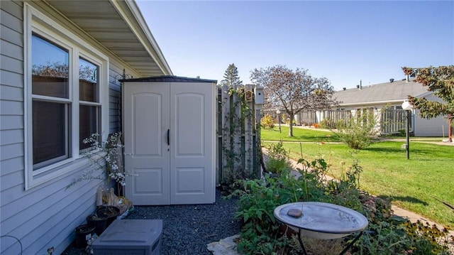 view of yard featuring a shed