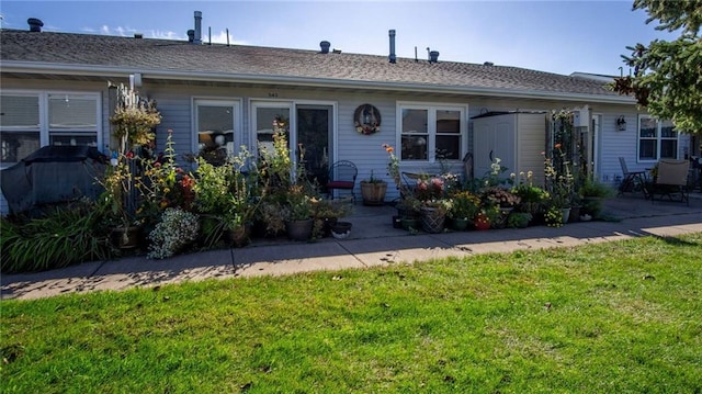 view of front facade featuring a patio and a front yard