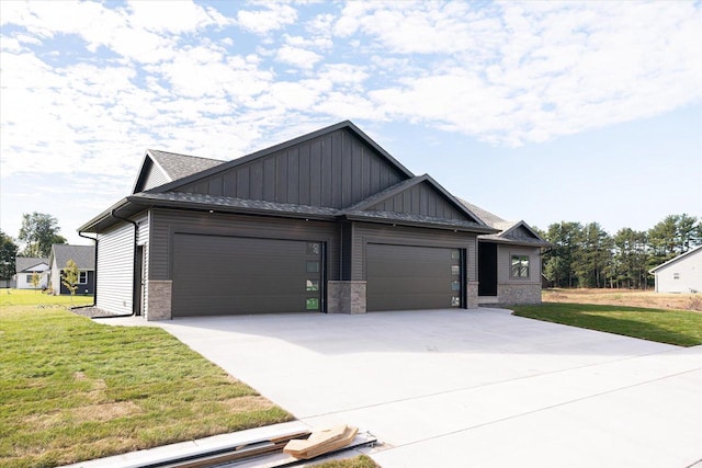 view of front of home featuring a garage and a front lawn