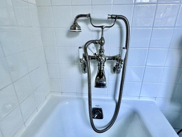 interior details with a tile shower