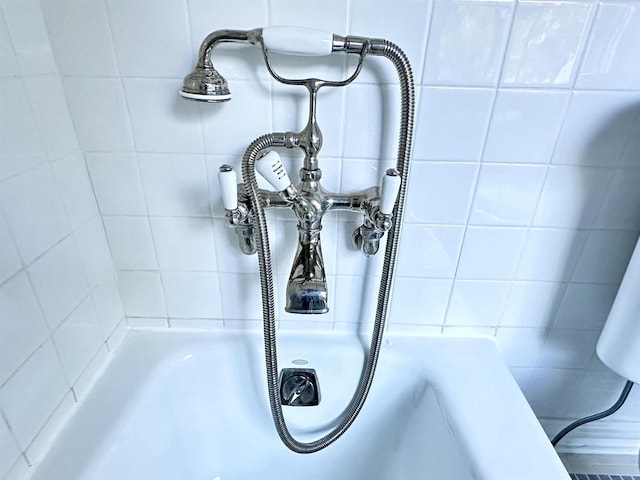 interior details with a tile shower