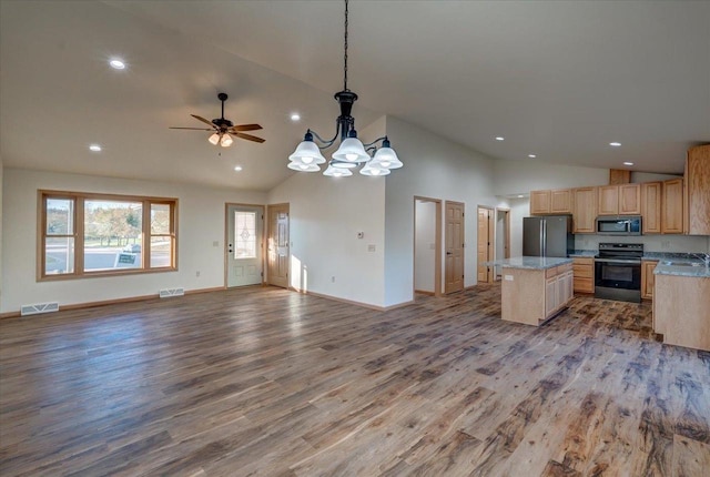 425 Mourning Dove Ct, Arena, WI 53503 - kitchen featuring stainless steel appliances, open floor plan, a center island, a sink, and light brown cabinetry
