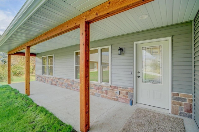 property entrance featuring a porch