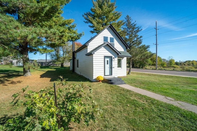 view of front facade featuring a front lawn