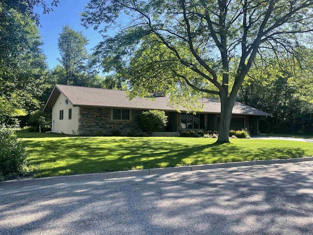 ranch-style home featuring a front lawn