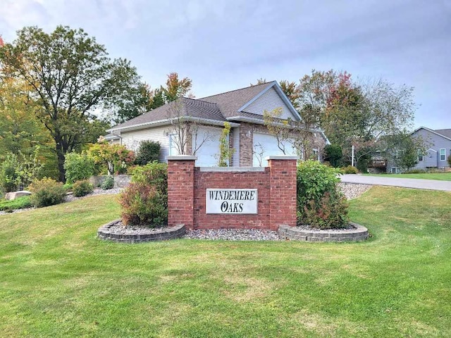 community sign with a lawn