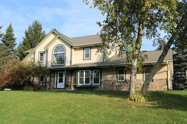 view of front of home with a front lawn