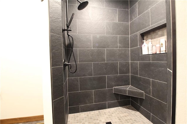 bathroom featuring a tile shower