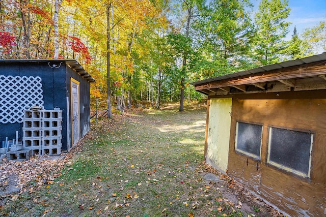 view of yard featuring a storage unit