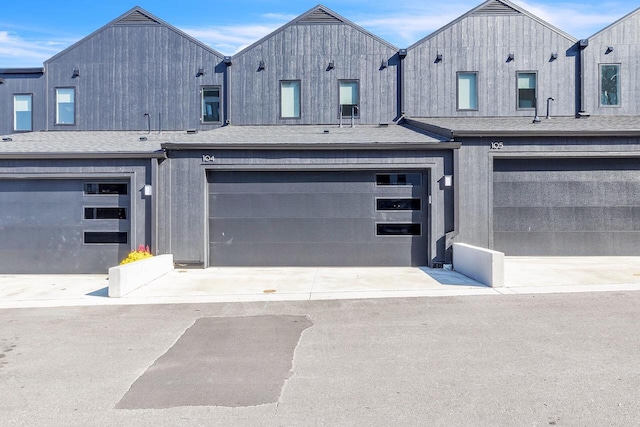 view of front facade featuring a garage