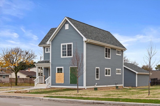 view of front of house featuring a front lawn