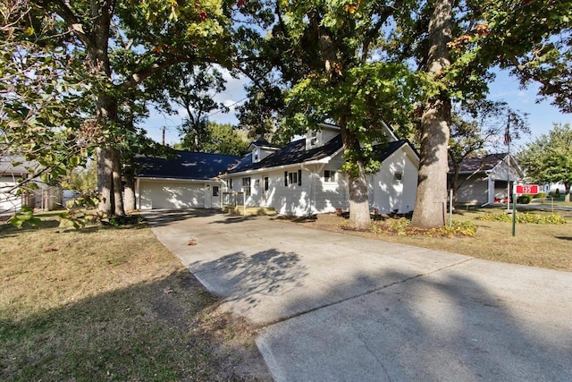 view of front facade featuring a front lawn and a garage