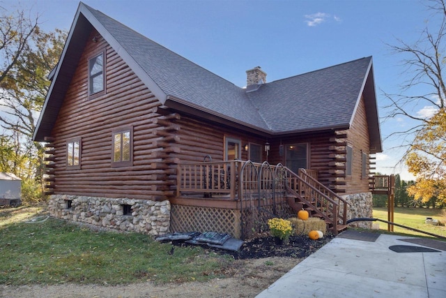 log-style house featuring a front yard