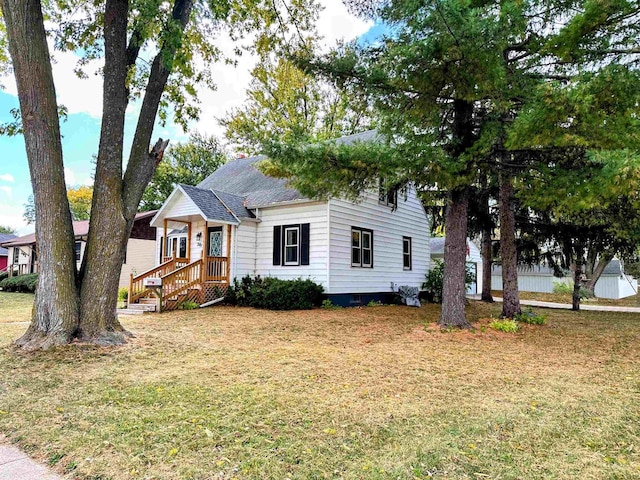 view of front of property with a front yard