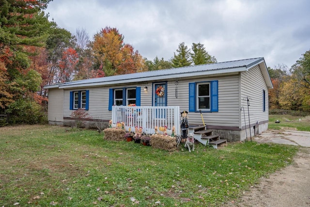 manufactured / mobile home with a front lawn