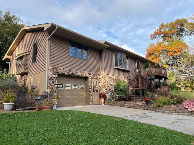 view of front of property featuring a front yard and a garage