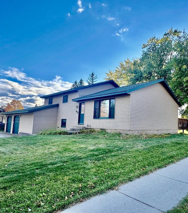 view of front of house featuring a front lawn