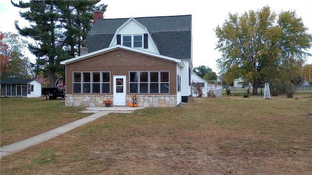 view of front of home featuring a front yard