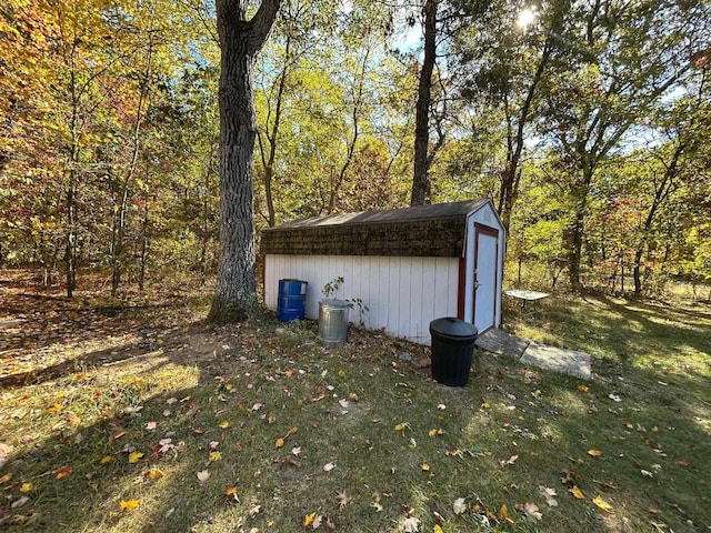 view of outdoor structure featuring a yard