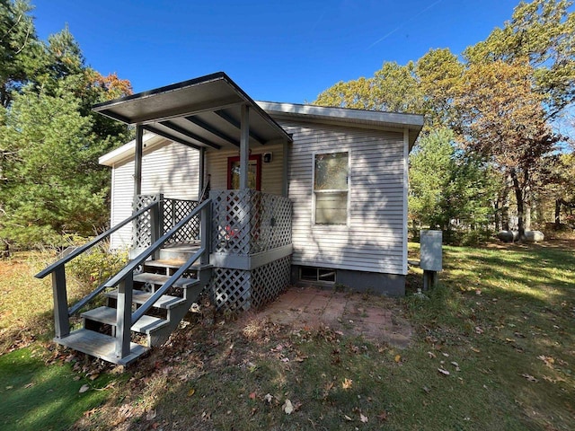 view of front facade with a front yard