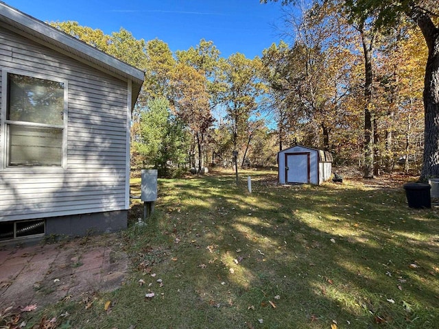 view of yard featuring a shed