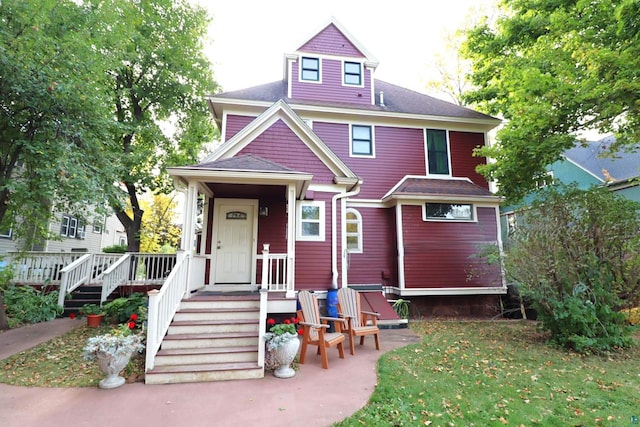 view of front facade featuring a front lawn