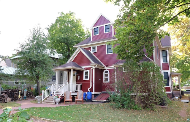 view of front of house with a front yard