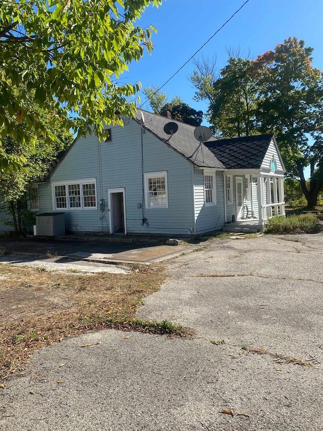 view of front of house featuring covered porch