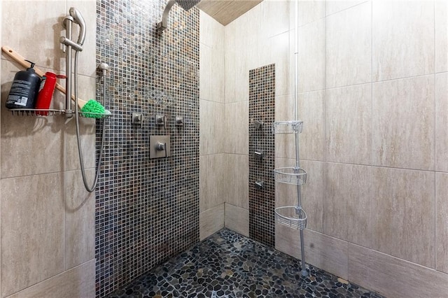 bathroom featuring a tile shower