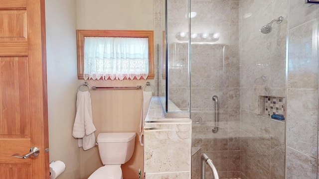 bathroom featuring tiled shower and toilet