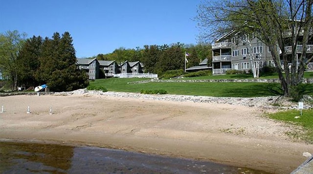 view of yard featuring a balcony