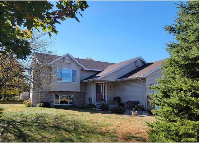 view of front facade with a front yard