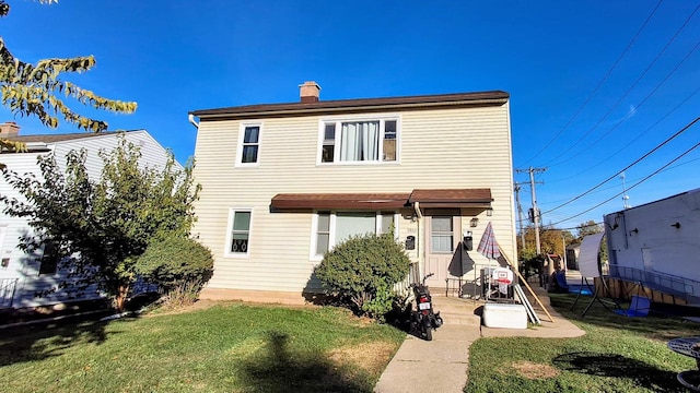 view of front of house with a front lawn